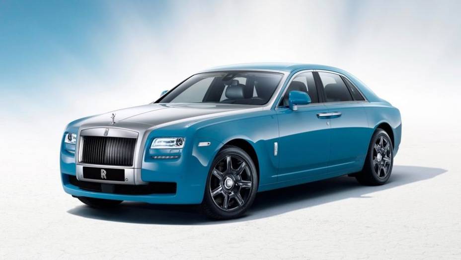 A pintura da carroceria, em dois tons (azul-claro e prata), também remete ao carro de Redley | <a href="https://beta-develop.quatrorodas.abril.com.br/saloes/xangai/2013/rolls-royce-ghost-alpine-trial-centenary-collection-738955.shtml" rel="migration">Leia mais</a>