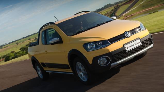 Depois de Gol e Voyage, agora é a Saveiro que está de cara nova. Esta é a versão top Cross, mas antes vamos conhecer as outras opções da linha | <a href="https://beta-develop.quatrorodas.abril.com.br/carros/lancamentos/vw-saveiro-2014-738896.shtml" rel="migration">Leia mais</a> Depois de Gol e Voyage, agora é a Saveiro que está de cara nova. Esta é a versão top Cross, mas antes vamos conhecer as outras opções da linha | <a href="https://beta-develop.quatrorodas.abril.com.br/carros/lancamentos/vw-saveiro-2014-738896.shtml" rel="migration">Leia mais</a>