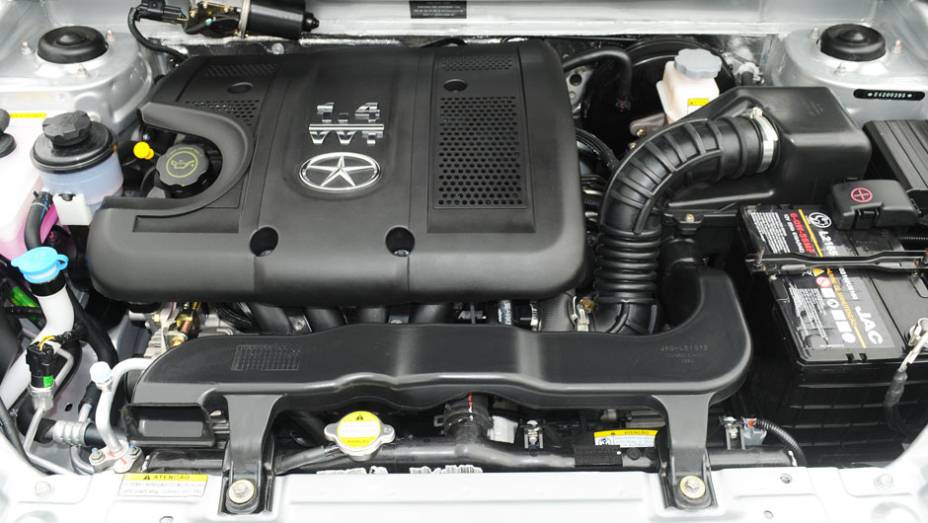 Só o motor é que não foi alterado: o 1.4 VVT continua entregando 108 cv apenas com gasolina no tanque | <a href="https://beta-develop.quatrorodas.abril.com.br/galerias/jac/j3-j3-turin-2014-744437.shtml" rel="migration">Leia mais</a>