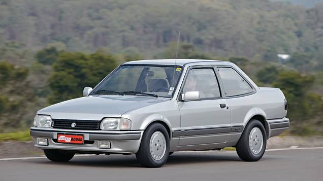 VW Apollo: um dos símbolos da aliança Autolatina (firmada entre Ford e Volkswagen), o sedã era essencialmente um Ford Verona com os logotipos da empresa alemã; resistiu até 1992 VW Apollo: um dos símbolos da aliança Autolatina (firmada entre Ford e Volkswagen), o sedã era essencialmente um Ford Verona com os logotipos da empresa alemã; resistiu até 1992