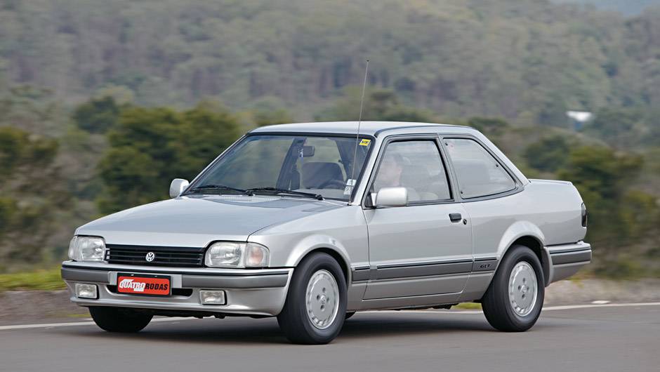 VW Apollo: um dos s&iacute;mbolos da alian&ccedil;a Autolatina (firmada entre Ford e Volkswagen), o sed&atilde; era essencialmente um Ford Verona com os logotipos da empresa alem&atilde;; resistiu at&eacute; 1992