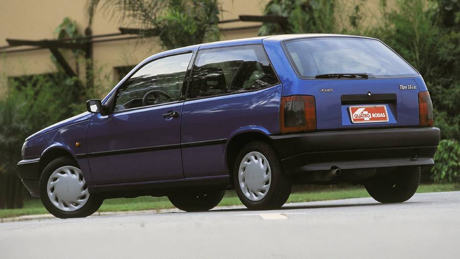 Fiat Tipo: fen&ocirc;meno de vendas de 1993 a 1996, come&ccedil;ou sua queda ao virar nacional; apesar do status de ser o primeiro brasileiro com airbag, caiu em desgra&ccedil;a ap&oacute;s v&aacute;rios casos de inc&ecirc;ndios e dois recalls