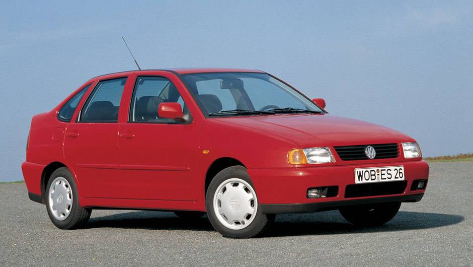 VW Polo Classic: o sed&atilde; come&ccedil;ou a vir da Argentina em 1997 ap&oacute;s o fim do Logus e a descontinua&ccedil;&atilde;o do Voyage; resistiu at&eacute; 2002 sem grandes mudan&ccedil;as - e com vendas pouco expressivas