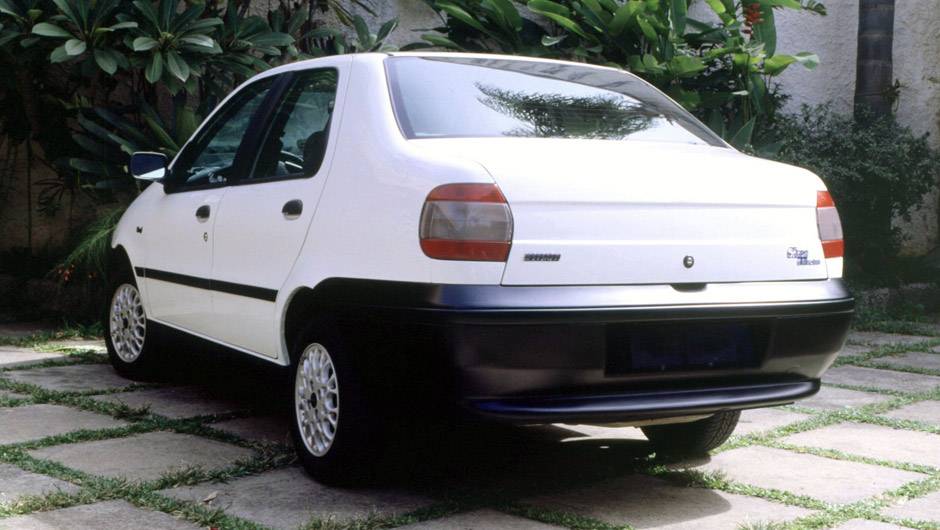Fiat Siena 6 Marchas: em 1998, a marca apostou em uma f&oacute;rmula diferente no auge dos sed&atilde;s 1.0: um c&acirc;mbio com escalonamento de marchas encurtado para dar mais agilidade ao carro; o modelo durou at&eacute; 2000