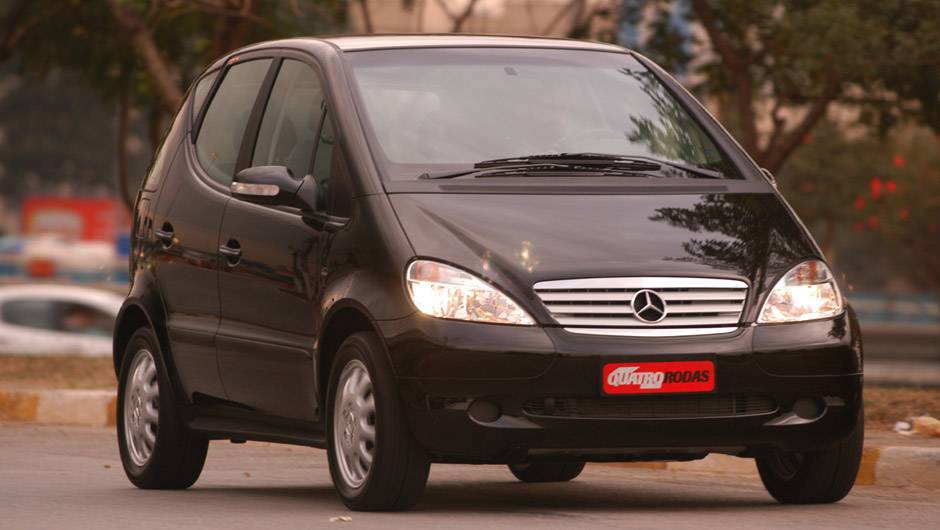 Mercedes-Benz Classe A: n&atilde;o bastasse ter sua imagem arranhada ap&oacute;s capotar no teste do alce, o monovolume era considerado caro demais para seu porte; teve pouco mais de 63 mil unidades produzidas de 1999 a 2005
