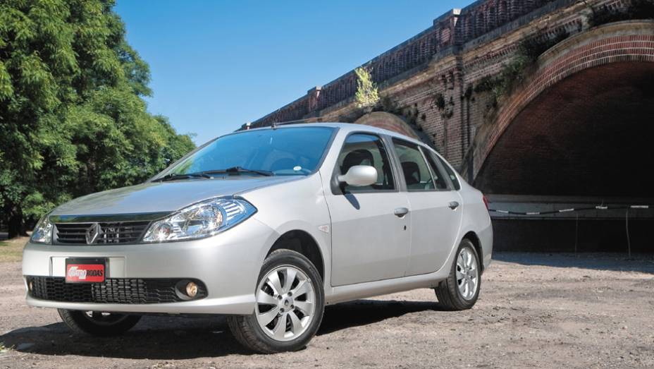 Renault Symbol: vendido de 2009 a 2013,era anunciado como um sedã compacto mais requintado, mas não passava de uma evolução do antigo Clio Sedan Renault Symbol: vendido de 2009 a 2013,era anunciado como um sedã compacto mais requintado, mas não passava de uma evolução do antigo Clio Sedan