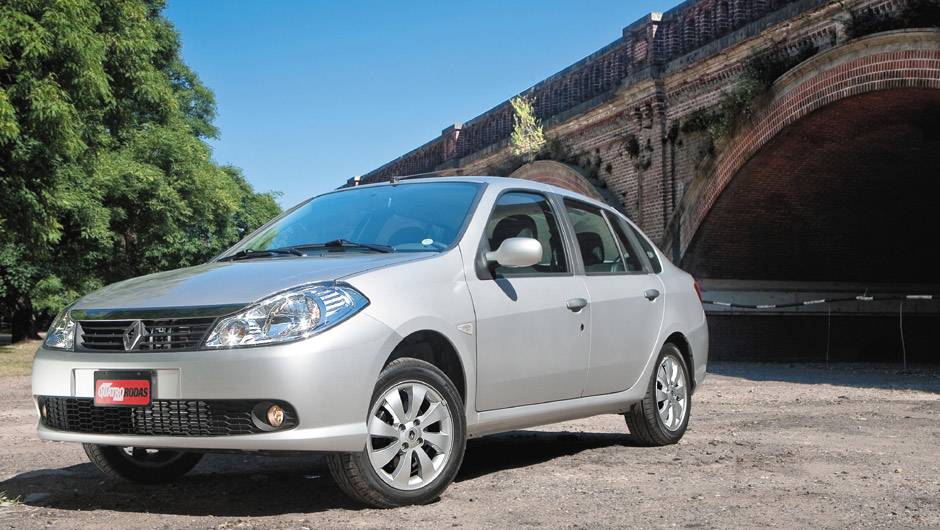 Renault Symbol: vendido de 2009 a 2013,era anunciado como um sed&atilde; compacto mais requintado, mas n&atilde;o passava de uma evolu&ccedil;&atilde;o do antigo Clio Sedan