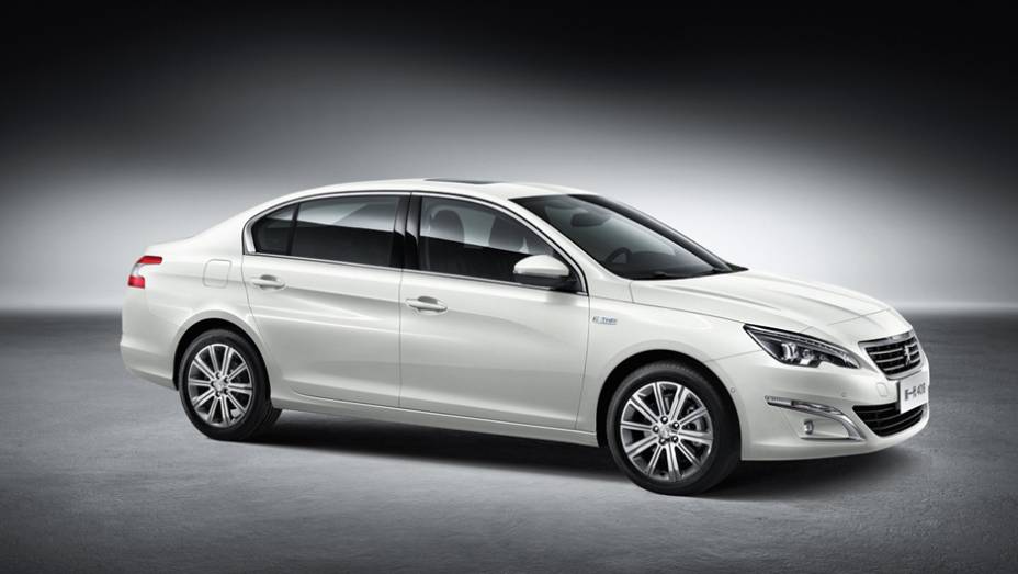 Peugeot apresenta o 408 no Salão do Pequim. | <a href="https://beta-develop.quatrorodas.abril.com.br/noticias/saloes/pequim-2014/peugeot-408-sedan-tem-primeira-informacoes-reveladas-780044.shtml" rel="migration">Leia mais</a>