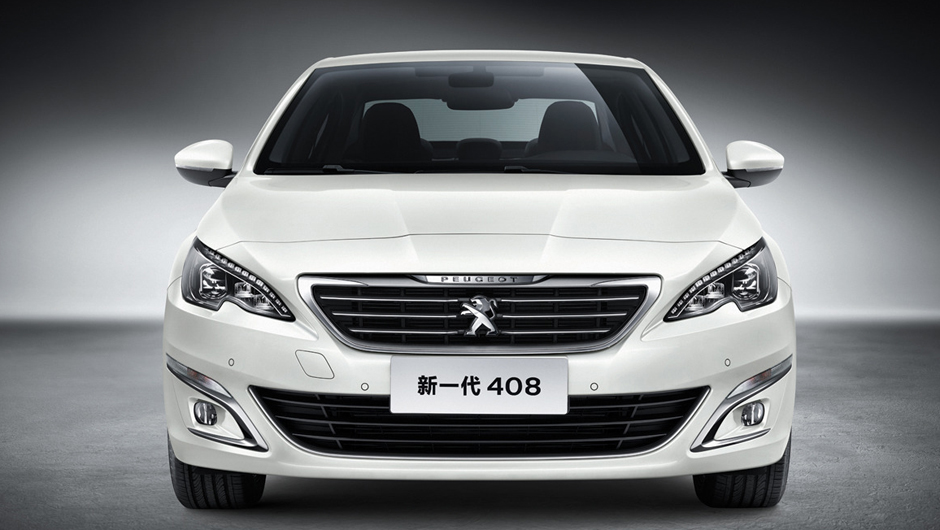 A frente tem novos far&oacute;is e grade. | <a href="https://beta-develop.quatrorodas.abril.com.br/noticias/saloes/pequim-2014/peugeot-408-sedan-tem-primeira-informacoes-reveladas-780044.shtml" rel="migration">Leia mais</a>
