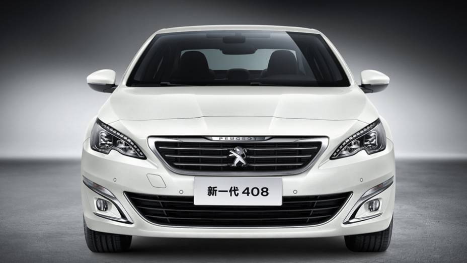 A frente tem novos faróis e grade. | <a href="https://beta-develop.quatrorodas.abril.com.br/noticias/saloes/pequim-2014/peugeot-408-sedan-tem-primeira-informacoes-reveladas-780044.shtml" rel="migration">Leia mais</a>