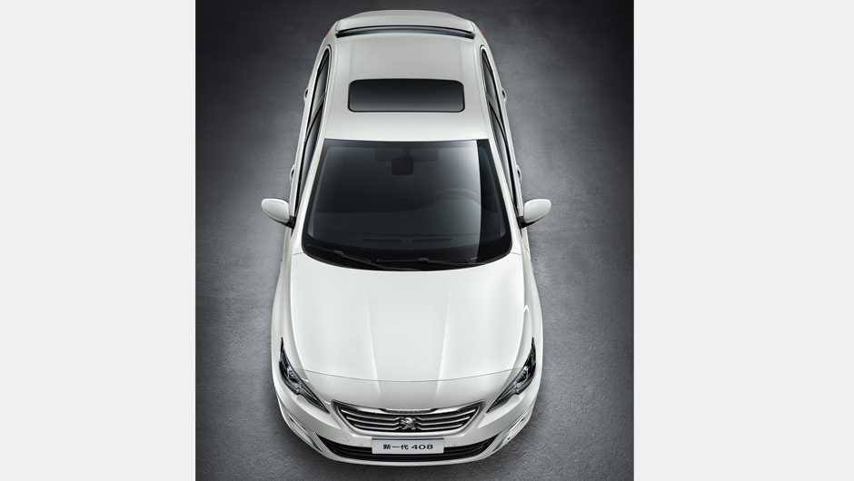 O ve&iacute;culo ser&aacute; oferecido com tr&ecirc;s motoriza&ccedil;&otilde;es: 1.6 aspirado com 117 cv, 1.8 de 140 cv e o j&aacute; conhecido 1.6 turbo (chamado de THP), com 165 cv. | <a href="https://beta-develop.quatrorodas.abril.com.br/noticias/saloes/pequim-2014/peugeot-408-sedan-tem-primeira-informaco" rel="migration"></a>