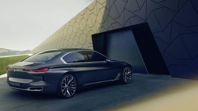 A traseira &eacute; tomada por um grande para-choque com linhas limpas e lanternas esguias de OLED. | <a href="https://beta-develop.quatrorodas.abril.com.br/noticias/saloes/pequim-2014/bmw-apresentara-conceito-estudo-design-780054.shtml" rel="migration">Leia mais</a>