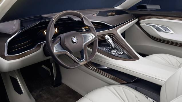 O interior cont&eacute;m tr&ecirc;s displays... | <a href="https://beta-develop.quatrorodas.abril.com.br/noticias/saloes/pequim-2014/bmw-apresentara-conceito-estudo-design-780054.shtml" rel="migration">Leia mais</a>