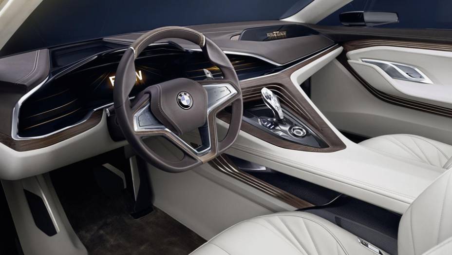 O interior contém três displays... | <a href="https://beta-develop.quatrorodas.abril.com.br/noticias/saloes/pequim-2014/bmw-apresentara-conceito-estudo-design-780054.shtml" rel="migration">Leia mais</a>