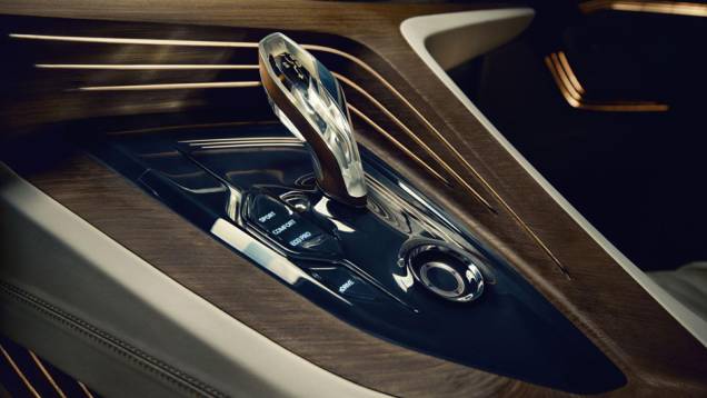 Detalhe da manopla de c&acirc;mbio. | <a href="https://beta-develop.quatrorodas.abril.com.br/noticias/saloes/pequim-2014/bmw-apresentara-conceito-estudo-design-780054.shtml" rel="migration">Leia mais</a>