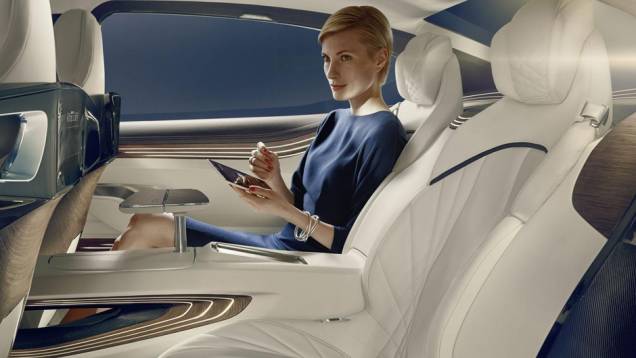 Os passageiros do banco de tr&aacute;s contam com duas telas e um tablet. | <a href="https://beta-develop.quatrorodas.abril.com.br/noticias/saloes/pequim-2014/bmw-apresentara-conceito-estudo-design-780054.shtml" rel="migration">Leia mais</a>