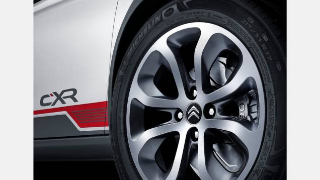 Tem rodas de liga leve aro 17 e pneus de uso misto. | <a href="https://beta-develop.quatrorodas.abril.com.br/noticias/saloes/pequim-2014/citroen-revela-conceito-c-xr-780309.shtml" rel="migration">Leia mais</a> Tem rodas de liga leve aro 17 e pneus de uso misto. | <a href="https://beta-develop.quatrorodas.abril.com.br/noticias/saloes/pequim-2014/citroen-revela-conceito-c-xr-780309.shtml" rel="migration">Leia mais</a>