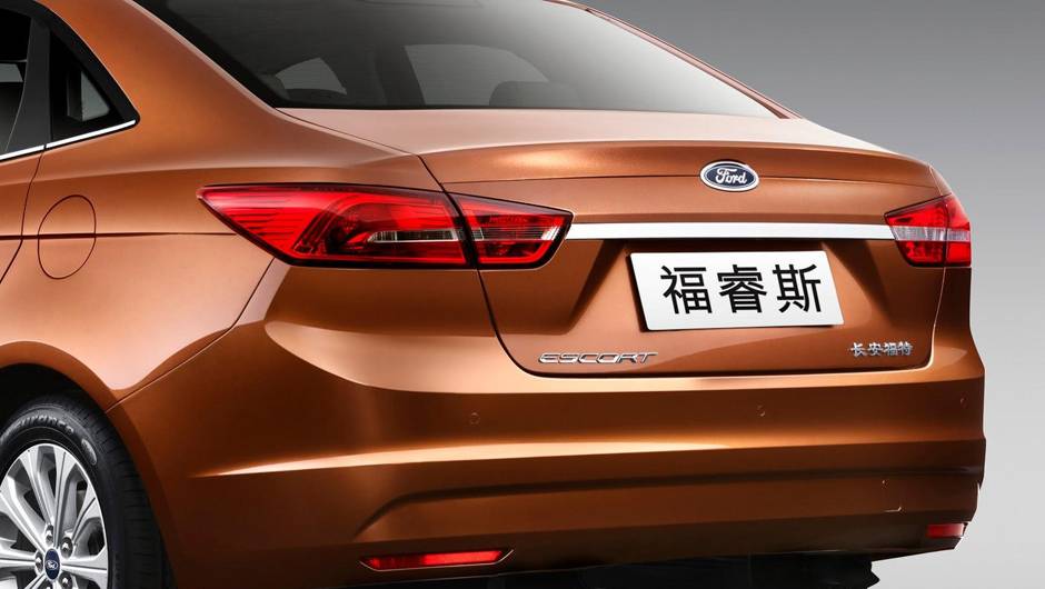 O design n&atilde;o esconde a inspira&ccedil;&atilde;o em outros modelos da marca. | <a href="https://beta-develop.quatrorodas.abril.com.br/noticias/saloes/pequim-2014/ford-escort-esta-volta-modelo-sera-apresentado-pequim-779651.shtml" rel="migration">Leia mais</a>