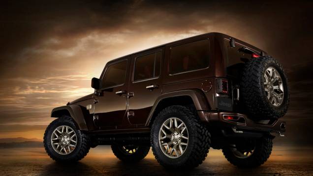 O ve&iacute;culo tem pintura marrom met&aacute;lico e interior com detalhes em couro feitos &agrave; m&atilde;o. | <a href="https://beta-develop.quatrorodas.abril.com.br/noticias/saloes/pequim-2014/jeep-wrangler-vira-conceito-sundancer-780308.shtml" rel="migration">Leia mais</a>