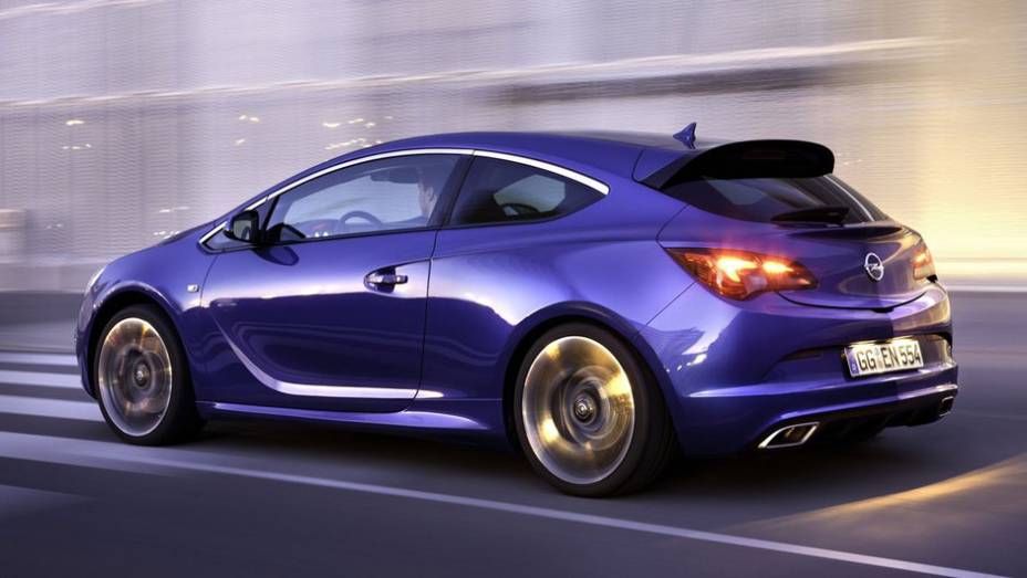 Motor turbo 2.0 litros permite que o hatch alcance 250 km/h | <a href="https://beta-develop.quatrorodas.abril.com.br/saloes/genebra/2012/opel-astra-opc-678691.shtml" rel="migration">Leia mais</a>