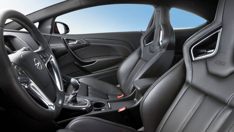 Interior conta com assentos esportivos | <a href="https://beta-develop.quatrorodas.abril.com.br/saloes/genebra/2012/opel-astra-opc-678691.shtml" rel="migration">Leia mais</a>