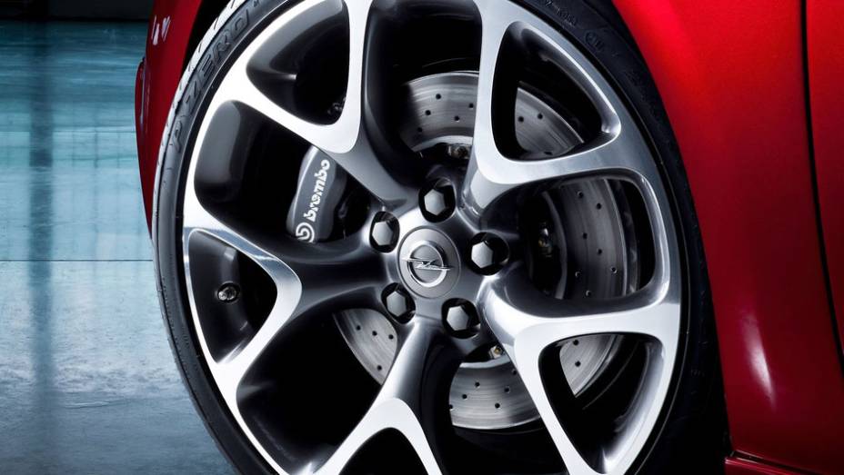 OPC possui nova suspens&atilde;o dianteira batizada de HiPerStrut | <a href="https://beta-develop.quatrorodas.abril.com.br/saloes/genebra/2012/opel-astra-opc-678691.shtml" rel="migration">Leia mais</a>