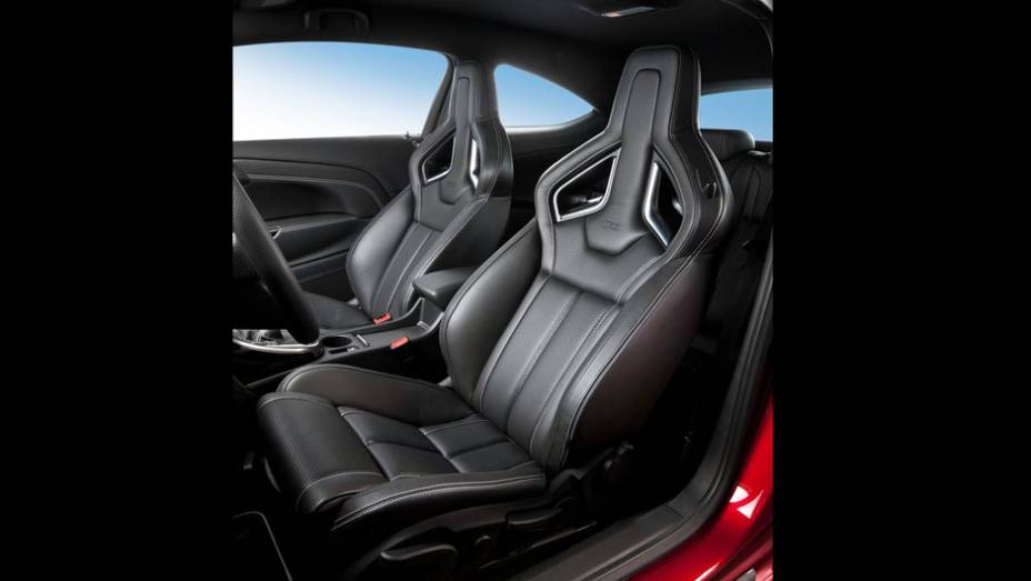 Detalhes com o logo do modelo estão presentes em seu interior | <a href="https://beta-develop.quatrorodas.abril.com.br/saloes/genebra/2012/opel-astra-opc-678691.shtml" rel="migration">Leia mais</a> Detalhes com o logo do modelo estão presentes em seu interior | <a href="https://beta-develop.quatrorodas.abril.com.br/saloes/genebra/2012/opel-astra-opc-678691.shtml" rel="migration">Leia mais</a>