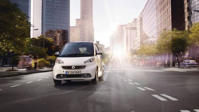 Esta é a terceira geração do carrinho | <a href="https://beta-develop.quatrorodas.abril.com.br/saloes/genebra/2012/smart-fortwo-2013-678533.shtml" rel="migration">Leia mais</a> Esta é a terceira geração do carrinho | <a href="https://beta-develop.quatrorodas.abril.com.br/saloes/genebra/2012/smart-fortwo-2013-678533.shtml" rel="migration">Leia mais</a>