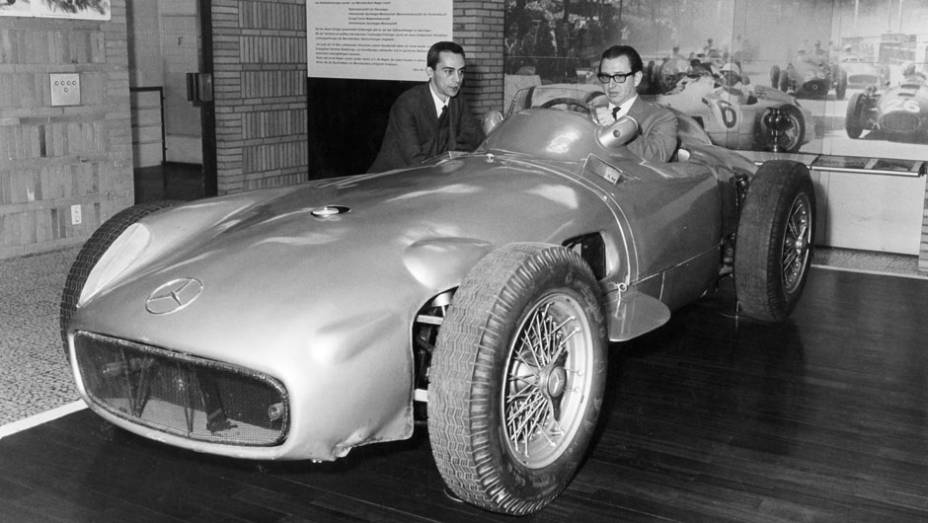 Ao lado de Paulo Patarra, ent&atilde;o do jornalista da equipe de QUATRO RODAS, Roberto Civita visita o museu da Mercedes-Benz na Alemanha, na d&eacute;cada de 60.
