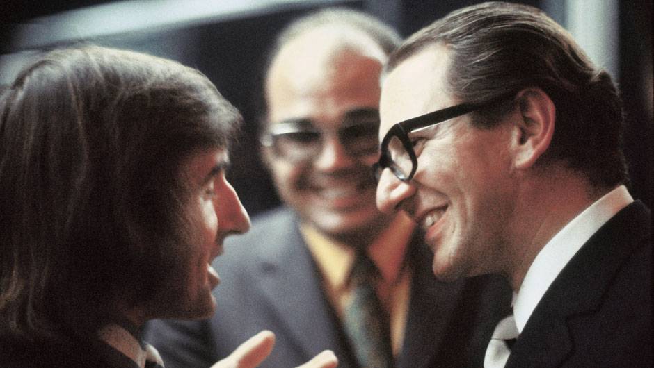 Jackie Stewart conversa com Roberto Civita, observado pelo ent&atilde;o diretor de reda&ccedil;&atilde;o da QUATRO RODAS, Mauro Ivan Pereira de Mello, na entrega do Pr&ecirc;mio Victor aos melhores do automobilsmo brasileiro de 1969