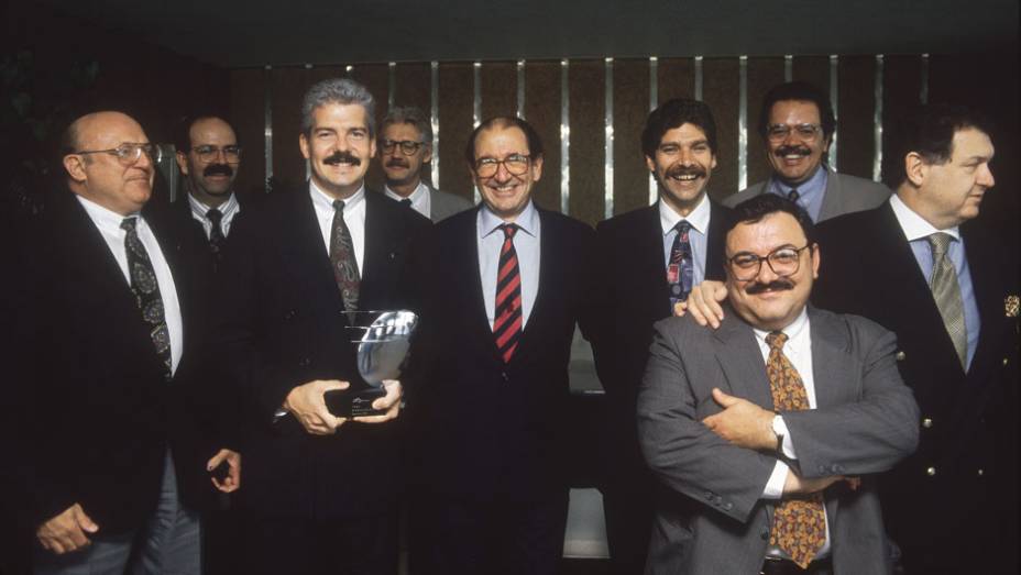 O Eleito do Ano de 1994 foi o Chevrolet Vectra GSi e Roberto Civita entrega o troféu para André Beer e Mark Hogan, vice-presidente e presidente da General Motors do Brasil na época. O Eleito do Ano de 1994 foi o Chevrolet Vectra GSi e Roberto Civita entrega o troféu para André Beer e Mark Hogan, vice-presidente e presidente da General Motors do Brasil na época.