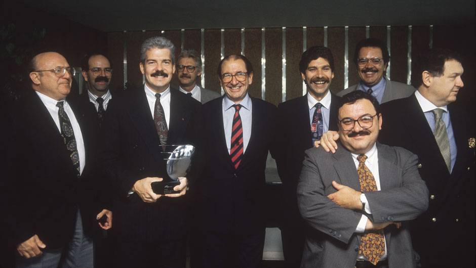 O Eleito do Ano de 1994 foi o Chevrolet Vectra GSi e Roberto Civita entrega o trof&eacute;u para Andr&eacute; Beer e Mark Hogan, vice-presidente e presidente da General Motors do Brasil na &eacute;poca.