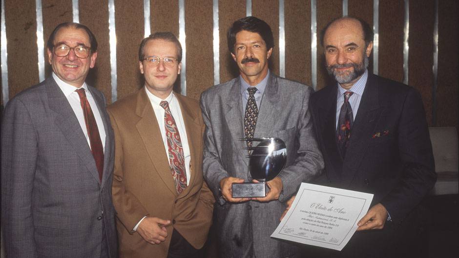 J&aacute; em 1995, o eleito foi o Fiat Tempra Turbo, e Roberto Civita entrega o pr&ecirc;mio para Paulo Ernani, gerente da Fam&iacute;lia Tempra, e Pacifico Paoli, superintendente da Fiat no Brasil
