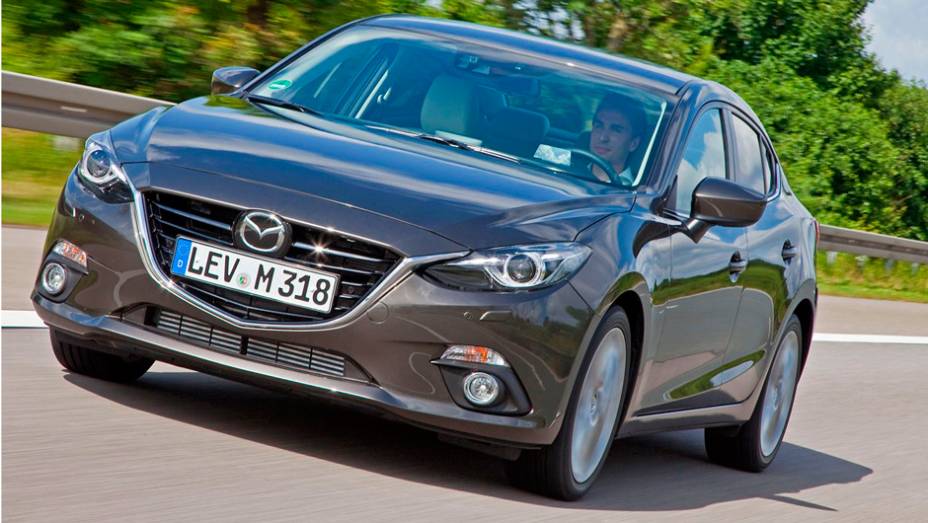 Primeiras fotos oficiais do Mazda3 Sedan 2014 são reveladas | <a href="https://beta-develop.quatrorodas.abril.com.br/noticias/fabricantes/primeiras-fotos-oficiais-mazda3-sedan-2014-sao-reveladas-745927.shtml" rel="migration">Leia mais</a>
