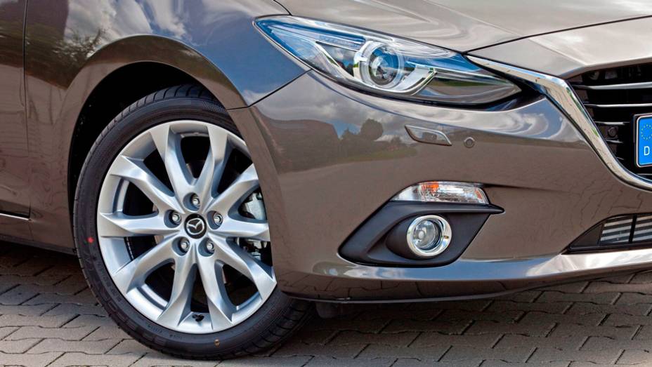Mazda3 Sedan apresenta danteira invocada | <a href="https://beta-develop.quatrorodas.abril.com.br/noticias/fabricantes/primeiras-fotos-oficiais-mazda3-sedan-2014-sao-reveladas-745927.shtml" rel="migration">Leia mais</a>