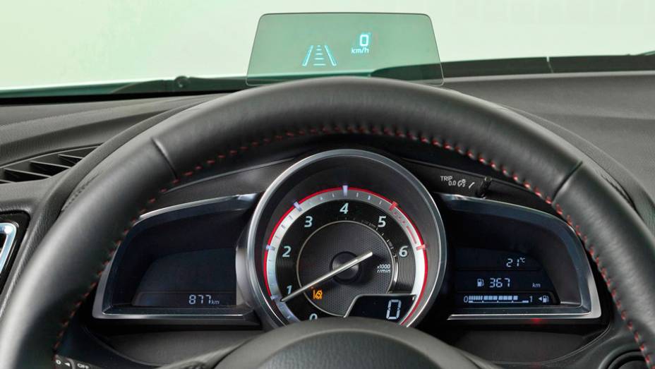 Detalhe do painel | <a href="https://beta-develop.quatrorodas.abril.com.br/noticias/fabricantes/primeiras-fotos-oficiais-mazda3-sedan-2014-sao-reveladas-745927.shtml" rel="migration">Leia mais</a>