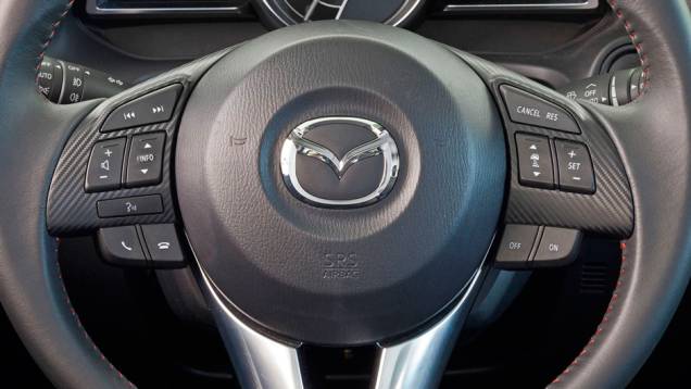 Detalhe do volante do novo Mazda3 Sedan | <a href="https://beta-develop.quatrorodas.abril.com.br/noticias/fabricantes/primeiras-fotos-oficiais-mazda3-sedan-2014-sao-reveladas-745927.shtml" rel="migration">Leia mais</a> Detalhe do volante do novo Mazda3 Sedan | <a href="https://beta-develop.quatrorodas.abril.com.br/noticias/fabricantes/primeiras-fotos-oficiais-mazda3-sedan-2014-sao-reveladas-745927.shtml" rel="migration">Leia mais</a>
