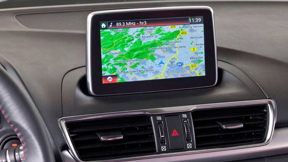 Sistema de informa&ccedil;&atilde;o e entretenimento | <a href="https://beta-develop.quatrorodas.abril.com.br/noticias/fabricantes/primeiras-fotos-oficiais-mazda3-sedan-2014-sao-reveladas-745927.shtml" rel="migration">Leia mais</a>
