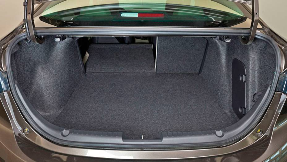Gra&ccedil;as &agrave; traseira mais longa, porta-malas ser&aacute; significativamente maior | <a href="https://beta-develop.quatrorodas.abril.com.br/noticias/fabricantes/primeiras-fotos-oficiais-mazda3-sedan-2014-sao-reveladas-745927.shtml" rel="migration">Leia mais</a>