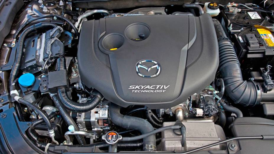 No momento n&atilde;o h&aacute; detalhes sobre as op&ccedil;&otilde;es de motoriza&ccedil;&atilde;o, mas provavelmente ser&atilde;o emprestadas do hatchback | <a href="https://beta-develop.quatrorodas.abril.com.br/noticias/fabricantes/primeiras-fotos-oficiais-mazda3-sedan-2014-sao-reveladas-745927.shtml" rel="migration">Leia mais</a>