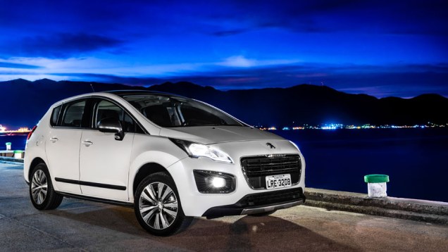 A reestiliza&ccedil;&atilde;o foi mais profunda na dianteira, que agora ostenta a nova identidade visual da Peugeot | <a href="https://beta-develop.quatrorodas.abril.com.br/noticias/fabricantes/novo-peugeot-3008-chega-ao-brasil-783426.shtml" rel="migration">Leia mais</a>