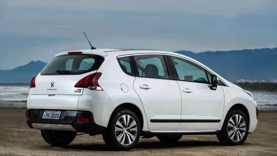 Na traseira, as lanternas ostentam nova disposição de luzes | <a href="https://beta-develop.quatrorodas.abril.com.br/noticias/fabricantes/novo-peugeot-3008-chega-ao-brasil-783426.shtml" rel="migration">Leia mais</a>