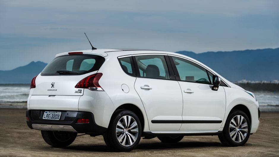 Na traseira, as lanternas ostentam nova disposi&ccedil;&atilde;o de luzes | <a href="https://beta-develop.quatrorodas.abril.com.br/noticias/fabricantes/novo-peugeot-3008-chega-ao-brasil-783426.shtml" rel="migration">Leia mais</a>