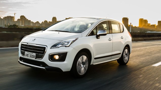A grade frontal tem moldura cromada e o tradicional logotipo do le&atilde;o perdeu a moldura preta | <a href="https://beta-develop.quatrorodas.abril.com.br/noticias/fabricantes/novo-peugeot-3008-chega-ao-brasil-783426.shtml" rel="migration">Leia mais</a>