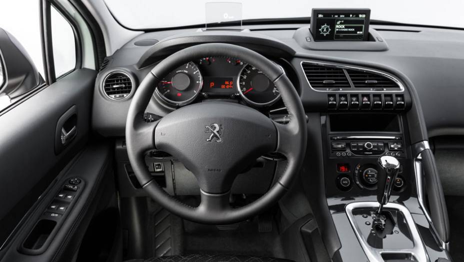 Interior traz poucas mudanças no visual, mas ganhou equipamentos | <a href="https://beta-develop.quatrorodas.abril.com.br/noticias/fabricantes/novo-peugeot-3008-chega-ao-brasil-783426.shtml" rel="migration">Leia mais</a>