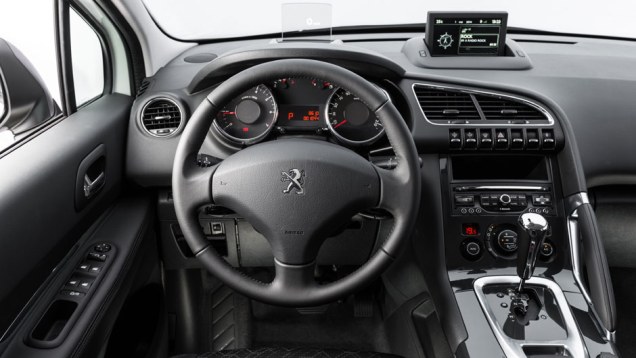 Interior traz poucas mudan&ccedil;as no visual, mas ganhou equipamentos | <a href="https://beta-develop.quatrorodas.abril.com.br/noticias/fabricantes/novo-peugeot-3008-chega-ao-brasil-783426.shtml" rel="migration">Leia mais</a>