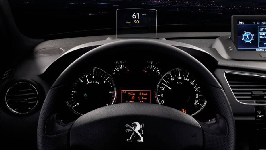 Já oferecido no modelo anterior, o prático head-up display permite que o motorista visualize a velocidade sem tirar os olhos da estrada | <a href="https://beta-develop.quatrorodas.abril.com.br/noticias/fabricantes/novo-peugeot-3008-chega-ao-brasil-783426.shtml" rel="migration">Leia ma</a>