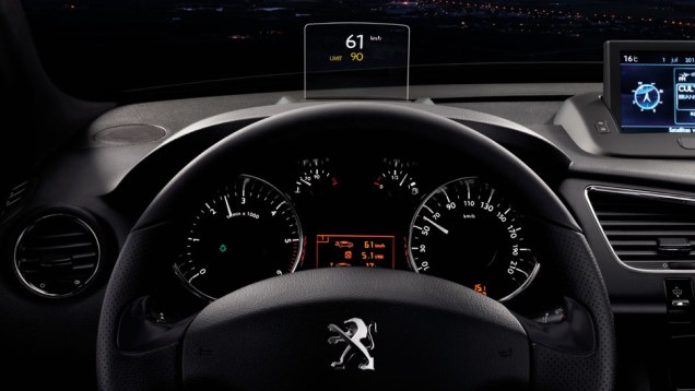 J&aacute; oferecido no modelo anterior, o pr&aacute;tico head-up display permite que o motorista visualize a velocidade sem tirar os olhos da estrada | <a href="https://beta-develop.quatrorodas.abril.com.br/noticias/fabricantes/novo-peugeot-3008-chega-ao-brasil-783426.shtml" rel="migration">Leia ma</a>