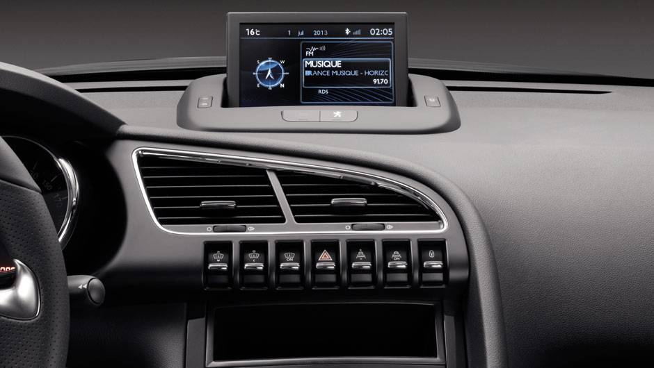 Tela de sete polegadas é escamoteável e exibe informações da central multimídia | <a href="https://beta-develop.quatrorodas.abril.com.br/noticias/fabricantes/novo-peugeot-3008-chega-ao-brasil-783426.shtml" rel="migration">Leia mais</a> Tela de sete polegadas é escamoteável e exibe informações da central multimídia | <a href="https://beta-develop.quatrorodas.abril.com.br/noticias/fabricantes/novo-peugeot-3008-chega-ao-brasil-783426.shtml" rel="migration">Leia mais</a>