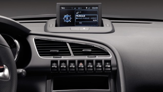 Tela de sete polegadas &eacute; escamote&aacute;vel e exibe informa&ccedil;&otilde;es da central multim&iacute;dia | <a href="https://beta-develop.quatrorodas.abril.com.br/noticias/fabricantes/novo-peugeot-3008-chega-ao-brasil-783426.shtml" rel="migration">Leia mais</a>